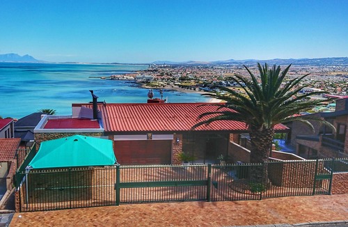 Mountainside Apartment | A spacious self catering Penthouse apartment