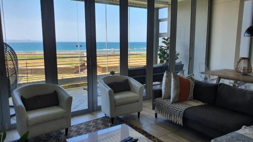 Durban Point Apartment | Accommodation Front - Gorgeous 4 Sleeper Beachfront Apartment