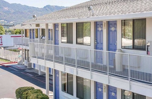 Ukiah Apartment | ADA Queen Bed|Tub
