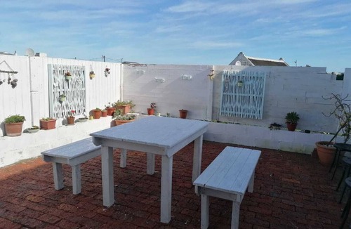Arniston Cottage | Adorable 2 bedroom apartment with enclosed courtyard and partial sea view