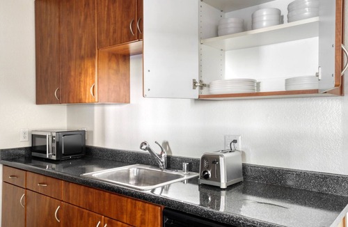 Shoreline West Apartment | Airy Mountain View 1BR w/Pool, Gym & W/D, near Target, by Blueground