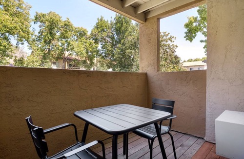 Shoreline West Apartment | Airy Mountain View 1BR w/Pool, Gym & W/D, near Target, by Blueground