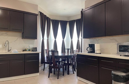 West Alameda Apartment | Alameda Modern Victorian 4BD unit A