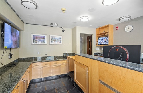 Little Saigon Hotel | Alexis Park Hotel
