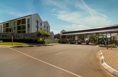 Greater Johannesburg Metropolitan Area Apartment | AlimamaSpaces - Nomthi's Greenlee