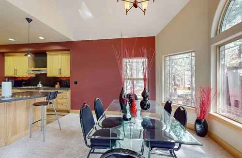 Sierra Tract House | All-season long-term retreat with 2 living rooms & jetted tub - monthly rental