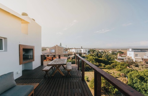 Jeffreys Bay House | Almost Perfect 4-bedroom house in Jbay. Stunning view & 500m walk to the beach!