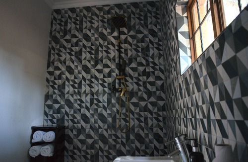 Waterkloof Glen Bed & Breakfast | Aloha Lodge spacious bedroom, sleeps 2, with its own entrance and a garden view