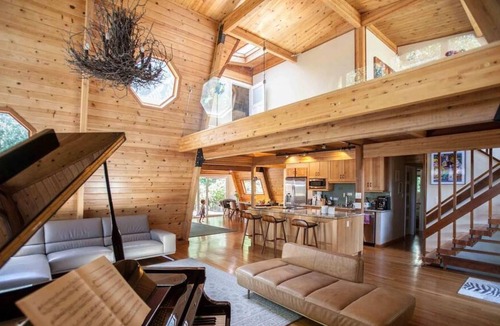 Uptown Brisbane House | Amazing Cabin-Style House /w Decks, Hot Tub & Sun