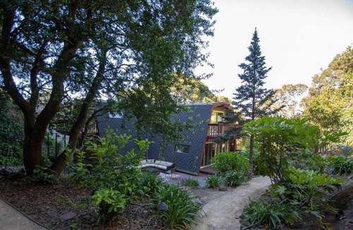 Uptown Brisbane House | Amazing Cabin-Style House /w Decks, Hot Tub & Sun
