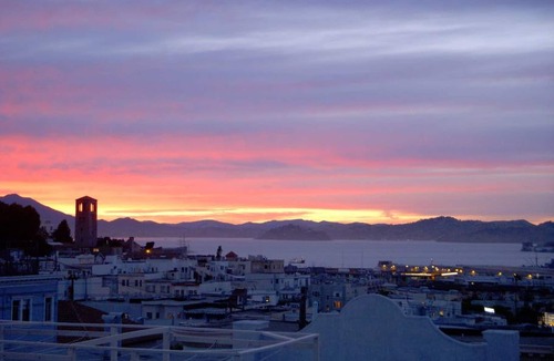 Russian Hill Apartment | Amazing Location and Super-Sunny Top Floor Apartment with Breathtaking Bay Views