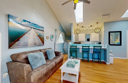 Fort Bragg House | Amazing oceanfront home & guesthouse w/hot tub, beach access & decks - 2 dogs OK