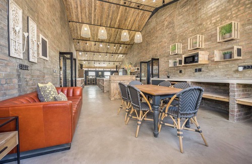 Stellenbosch Apartment | An exquisite, spacious 2-bedroom apartment in the heart of the Winelands.