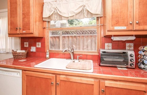 Edgewood Park House | Anita’s Guest House Great For Business