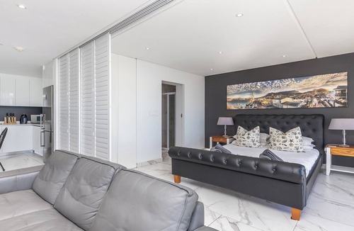 Bloubergstrand Apartment | Apartment with beach view and island view not affected by loadshedding! by HMH