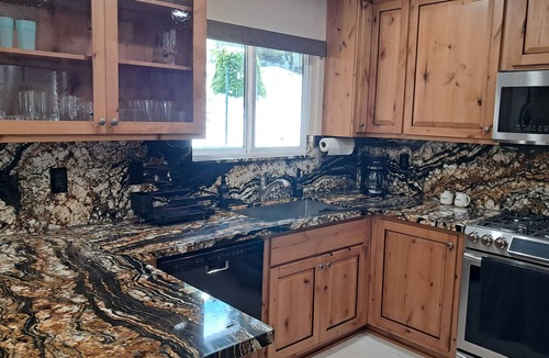 Apple Hill House | Apple Hill Paradise, Comfy Retreat with stunning tree views, Clean,Fully stocked