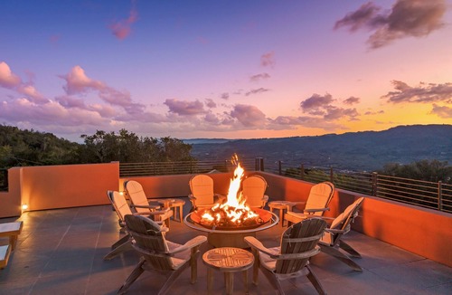 Glen Ellen House | As featured on CBS's Staycation! Luxury Retreat Overlooking Sonoma Valley