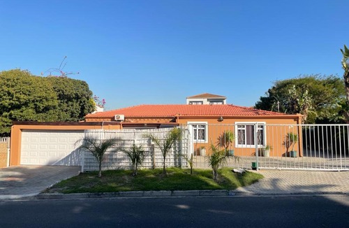 Bloubergstrand House | At Cheryl's Guesthouse
