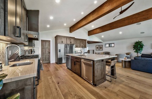Al Tahoe Hotel | Aurora Luxury Lake Tahoe View Estate walk to the beach