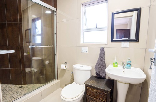 Hibiscus Coast Cottage | Avalon Farm Cottage, a beautiful cottage on a small working Macadamia Farm.