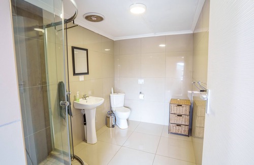 Hibiscus Coast Cottage | Avalon Farm Cottage, a beautiful cottage on a small working Macadamia Farm.