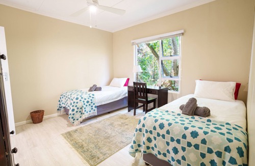 Hibiscus Coast Cottage | Avalon Farm Cottage, a beautiful cottage on a small working Macadamia Farm.