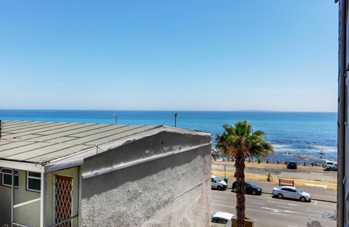 Mouille Point Apartment | Backup-Power Perfect Modern Beach Apartment near V&A with Sea and Park Views