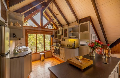 Victoria Bay House | Ballots Bay Treehouse