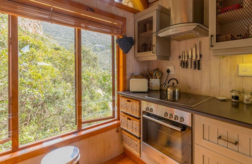 Victoria Bay House | Ballots Bay Treehouse