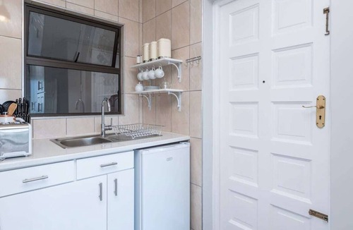 Bantry Bay Apartment | Bantry Bay Studio. Pool & Ocean Views
