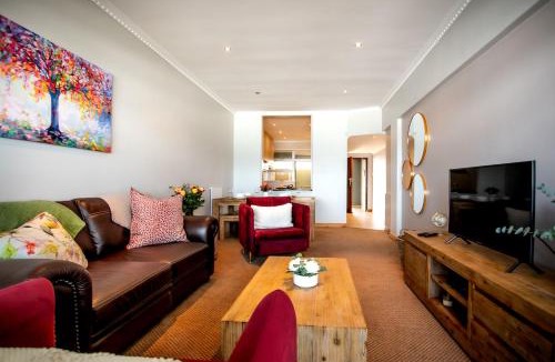 Eastcliff Apartment | Bayview 307