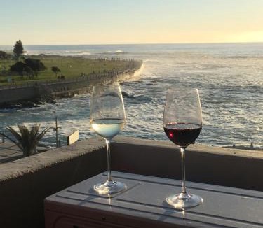 Mouille Point Apartment | "Beach on Mouille Point"-battery backup for load shedding