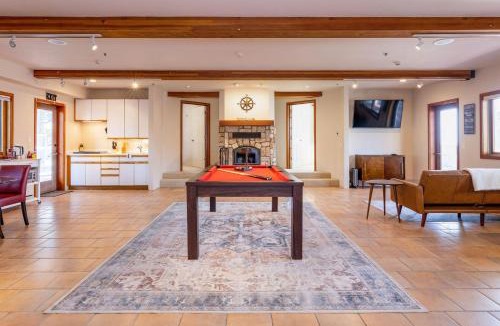 El Granada House | Beach Villa Home - Walk to Beaches Trails Restaurants Activities & more