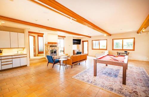 El Granada House | Beach Villa Home - Walk to Beaches Trails Restaurants Activities & more