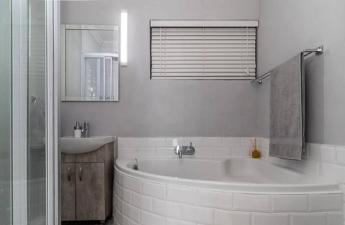 Amanzimtoti Apartment | Beachfront apartment with amazing sea views and direct beach access.