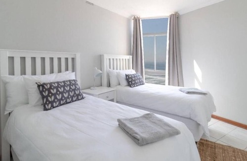 Amanzimtoti Apartment | Beachfront apartment with amazing sea views and direct beach access.