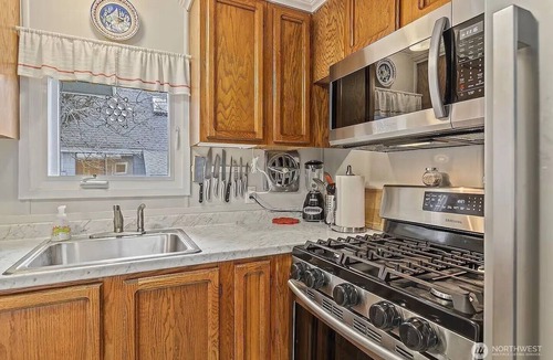 Matlock House | Beachfront cozy 2-bedroom Cabin in serene Tahuya, Hood Canal