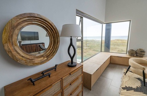 Sunset Beach House | Beachfront Lodge - First rowa