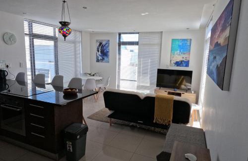 Big Bay Apartment | Beachfront Penthouse with patio and free parking