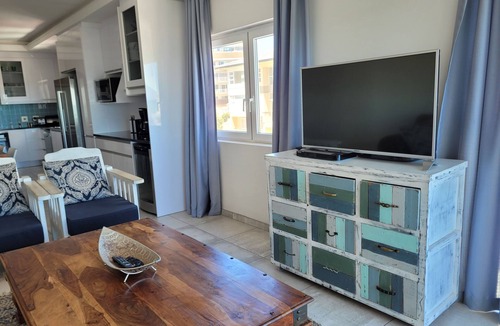 Strand Apartment | Beachfront property with swimming pool