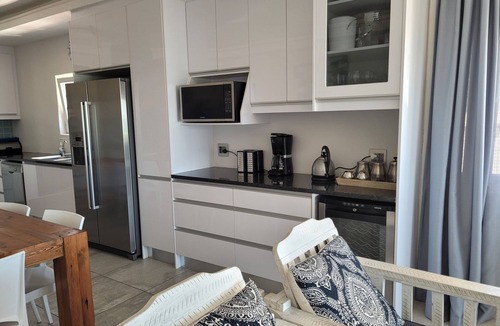 Strand Apartment | Beachfront property with swimming pool