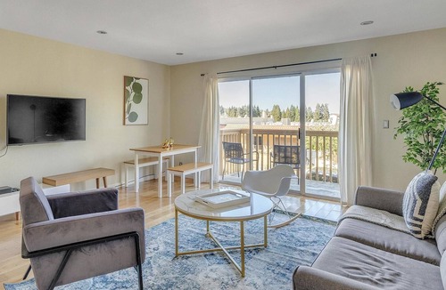 Farm Hills Apartment | Beautiful 2BR Apt in Redwood City w/ Office