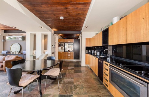 Sea Point Apartment | Beautiful Apartment w Deck and Stunning Views Rhine Stone
