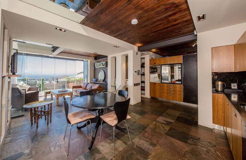 Sea Point Apartment | Beautiful Apartment w Deck and Stunning Views Rhine Stone