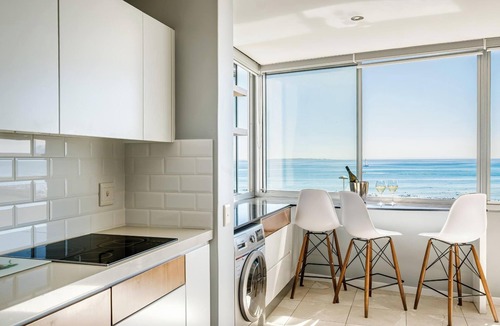Mouille Point Apartment | Beautiful Apartment walking Distance to the Ocean (Atlantic Views)