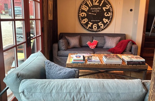Oak Knoll House | Beautiful Barn on The Farmhouse Vineyard just five minutes from Yountville.