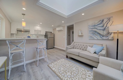 North Fair Oaks House | Beautiful Designer Home 2BR/1 Btw Palo Alto and Menlo Park for over 30 Days Stay