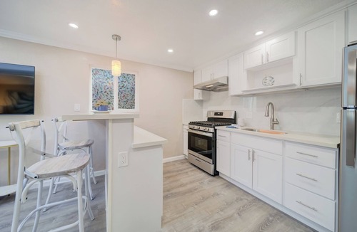 North Fair Oaks House | Beautiful Designer Home 2BR/1 Btw Palo Alto and Menlo Park for over 30 Days Stay