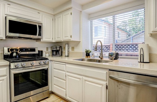 Windsor House | Beautiful Home w/ Hot tub close to Healdsburg