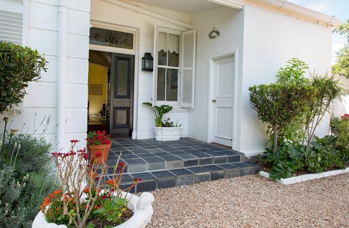 Mowbray House | Beautiful House with Stunning garden and Swimming Pool